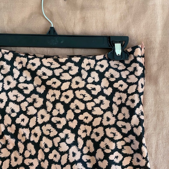 Light pink and black floral pattern midi skirt - Picture 7 of 7
